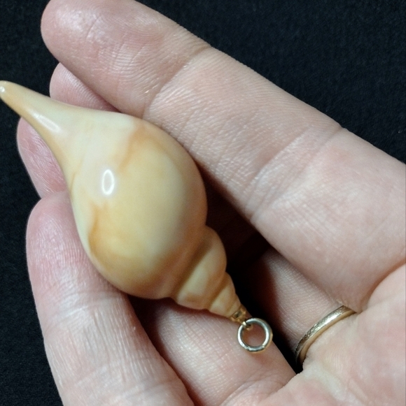 Cream Shell Pendant - Picture 4 of 5